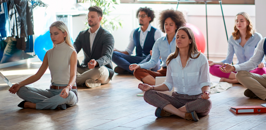 Mindful Leadership - Personas meditando en el trabajo