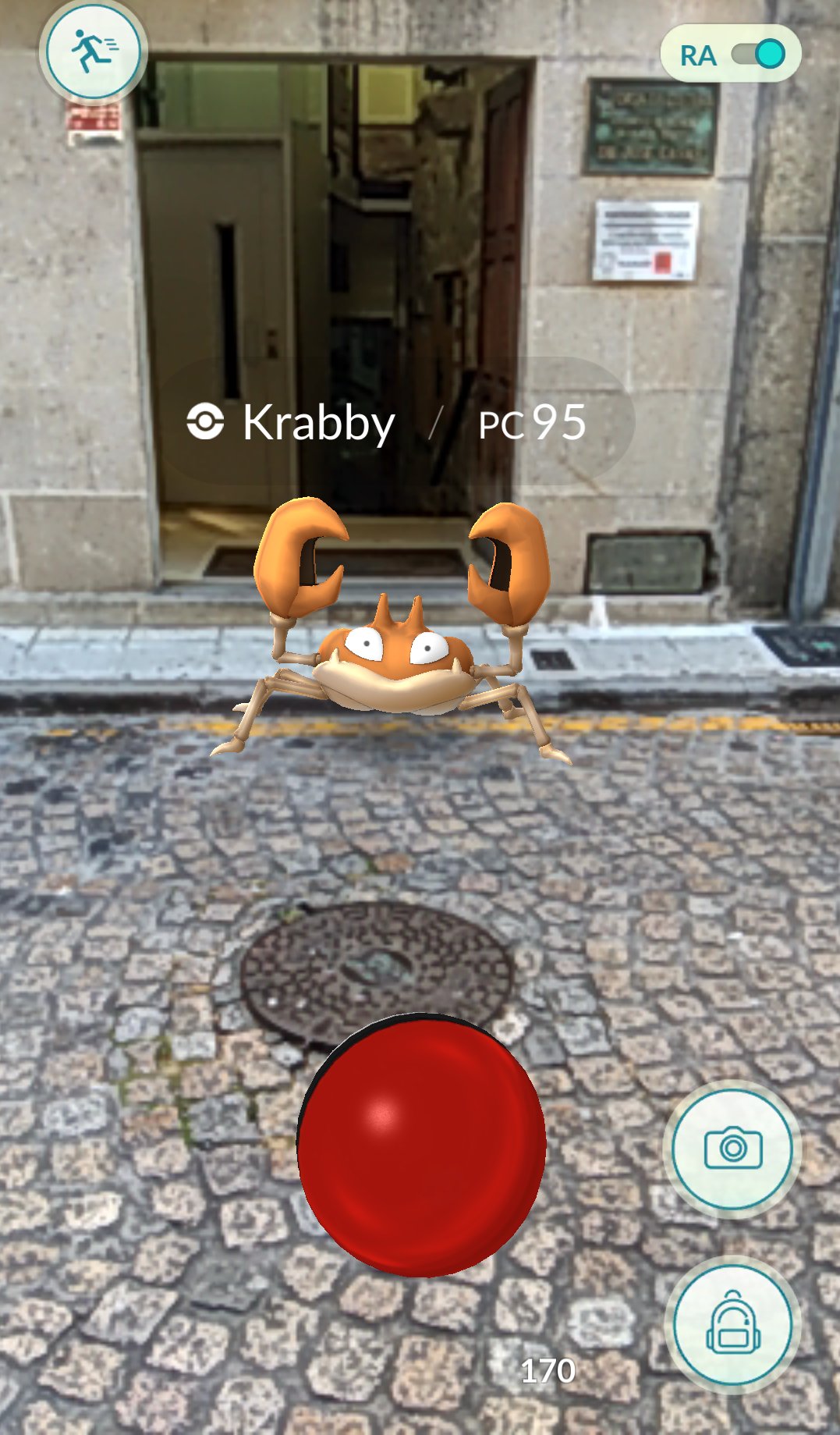 Entrenador Pokémon por capturar uno en una calle de Vigo, España